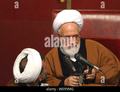 Der iranische Parlamentspräsident Mehdi Karroubi (R) hört sich ein Iranischer MP während der Sitzungsperiode des Parlaments 29. Januar 2004. Ein erbitterter politischer Streit über die Disqualifikation von reformistischen Kandidaten für die Parlamentswahlen im Iran Wahlen im nächsten Monat in der Nähe von gelöst wurde, Parlamentspräsident Mehdi Karroubi am Dienstag sagte. "In den nächsten Tagen werden wir ein sehr gutes Verständnis zwischen der Regierung und des Guardian Council", Karroubi erklärte Reportern. (UPI Foto/Ali Khaligh) Stockfoto