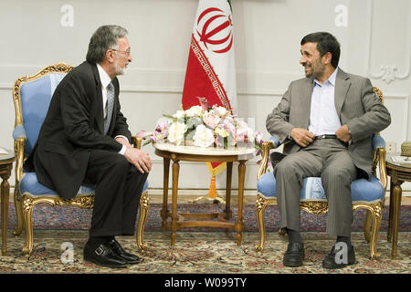 Der iranische Präsident Mahmud Ahmadinedschad (R) trifft Afghanische Außenminister Zalmai Rasoul am 15. Juli 2010 bei den Präsidentschaftswahlen in Teheran, Iran. UPI/Maryam Rahmanian Stockfoto