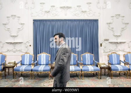 Der iranische Präsident Mahmud Ahmadinedschad betritt den Raum mit den afghanischen Außenminister Zalmai Rasoul zu Treffen, am 15. Juli 2010 bei den Präsidentschaftswahlen in Teheran, Iran. UPI/Maryam Rahmanian Stockfoto