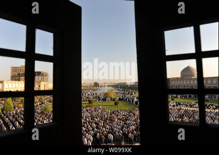 Iraner beten an naghshe Jahan Sq in Isfahan liegt etwa 340 KM südlich von Teheran, Iran während des Eid-al-Fitr Festival am September 10,2010. Das Festival markiert das Ende des Heiligen muslimischen Fastenmonats Ramadan. UPI/Maryam Rahmanian Stockfoto