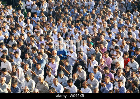 Iraner beten an naghshe Jahan Sq in Isfahan liegt etwa 340 KM südlich von Teheran, Iran während des Eid-al-Fitr Festival am September 10,2010. Das Festival markiert das Ende des Heiligen muslimischen Fastenmonats Ramadan. UPI/Maryam Rahmanian Stockfoto