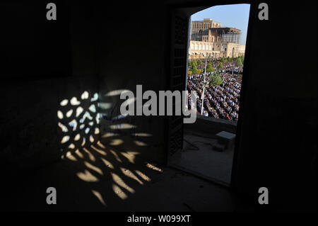 Iraner beten an naghshe Jahan Sq in Isfahan liegt etwa 340 KM südlich von Teheran, Iran während des Eid-al-Fitr Festival am September 10,2010. Das Festival markiert das Ende des Heiligen muslimischen Fastenmonats Ramadan. UPI/Maryam Rahmanian Stockfoto