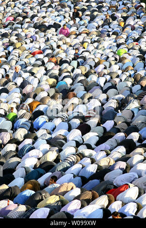 Iraner beten an naghshe Jahan Sq in Isfahan liegt etwa 340 KM südlich von Teheran, Iran während des Eid-al-Fitr Festival am September 10,2010. Das Festival markiert das Ende des Heiligen muslimischen Fastenmonats Ramadan. UPI/Maryam Rahmanian Stockfoto