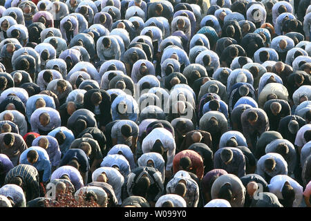 Iraner beten an naghshe Jahan Sq in Isfahan liegt etwa 340 KM südlich von Teheran, Iran während des Eid-al-Fitr Festival am September 10,2010. Das Festival markiert das Ende des Heiligen muslimischen Fastenmonats Ramadan. UPI/Maryam Rahmanian Stockfoto