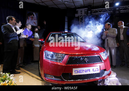 Der Iran top Autohersteller Iran Khodro enthüllt ein neues Auto als "ENA" in Teheran, Iran am 16. April 2011. Die Iranische Fahrzeug entspricht den neuesten europäischen Sicherheits- und Emissionsnormen. UPI/Maryam Rahmanian Stockfoto