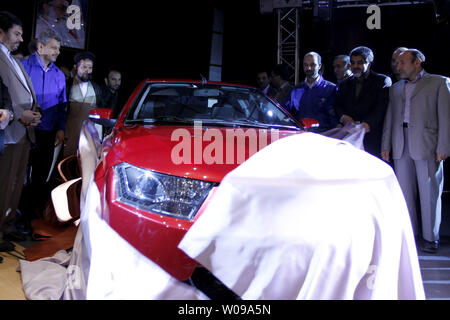 Der Iran top Autohersteller Iran Khodro enthüllt ein neues Auto als "ENA" in Teheran, Iran am 16. April 2011. Die Iranische Fahrzeug entspricht den neuesten europäischen Sicherheits- und Emissionsnormen. UPI/Maryam Rahmanian Stockfoto