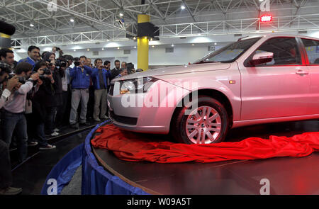 Der Iran top Autohersteller Iran Khodro enthüllt ein neues Auto als "ENA" in Teheran, Iran am 16. April 2011. Die Iranische Fahrzeug entspricht den neuesten europäischen Sicherheits- und Emissionsnormen. UPI/Maryam Rahmanian Stockfoto