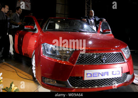 Der Iran top Autohersteller Iran Khodro enthüllt ein neues Auto als "ENA" in Teheran, Iran am 16. April 2011. Die Iranische Fahrzeug entspricht den neuesten europäischen Sicherheits- und Emissionsnormen. UPI/Maryam Rahmanian Stockfoto