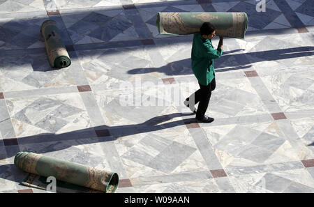 Einen iranischen Mann trägt das Gebet Wolldecke, nachdem Sie mit Eid-Al-Fitr Gebete bei Imam zadeh Helal Ebne Ali Schrein in Aran o BidGol Finish auf Aug 31,2011. Aran o BidGol ist eine Stadt in der Provinz Isfahan, liegt etwa 250 KM südlich von Teheran, Iran. Die Eid-al-Fitr Festival markiert das Ende des Heiligen muslimischen Fastenmonats Ramadan. UPI/Maryam Rahmanian Stockfoto