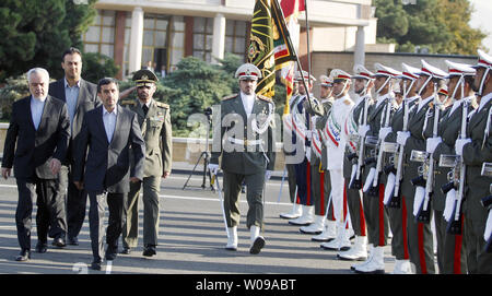 Der Erste Vizepräsident des Iran, Mohammad Reza Rahimi (L) geht mit dem iranischen Präsidenten Mahmud Ahmadinedschad während der Präsident Abschiedszeremonie am 19. September 2011 in Teheran, Iran. Ahmadinedschad Blätter für die Vereinigten Staaten die jährliche Tagung der Generalversammlung der Vereinten Nationen in New York zu besuchen. UPI/Maryam Rahmanian Stockfoto