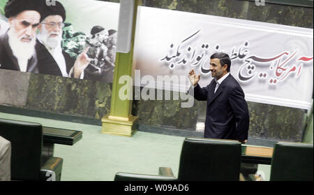 Der iranische Präsident Mahmud Ahmadinedschad Spaziergänge durch das Parlament seinen Minister während ein Amtsenthebungsverfahren gegen iranische Minister für Wirtschaft und Finanzen Seyyed Shamseddin in Irans Parlament in Teheran, Iran im November 1,2011 zu unterstützen. Das iranische Parlament dafür gestimmt, die ihn auf seinem Posten zu bleiben. UPI/Maryam Rahmanian Stockfoto