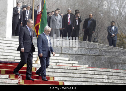 Der Erste Vizepräsident des Iran, Mohammad Reza Rahimi (R) Spaziergänge entlang der türkische Ministerpräsident Recep Tayyip Erdogan (L) während der Begrüßungszeremonie in Teheran, Iran am 28. März 2012. Erdogan kam in Teheran für die Zweitägigen offiziellen Besuch und die Gespräche mit dem iranischen Präsidenten Mahmud Ahmadinedschad und Majlis Sprecher Ali Laridschani. UPI/Maryam Rahmanian Stockfoto