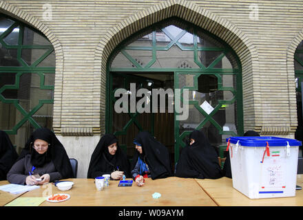 Personal warten für die Wähler im Wahllokal in Teheran, Iran am 4. Mai 2012. Iraner begann die Abstimmung in der zweiten Runde des neunten parlamentarischen Wahlen seit der Islamischen Revolution 1979. UPI/Maryam Rahmanian Stockfoto