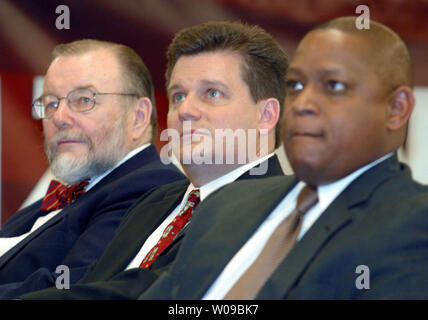 Arizona Cardinals Inhaber Bill Bidwell, Michael Bidwell und Rod Gräber, VP von Personal, links nach rechts, eine Pressekonferenz zur Einführung Dennis Grün als neuen Trainer an die Kardinäle Schulungszentrum in Tempe, Arizona Jan. 9, 2004 teilnehmen. (UPI FOTO/DAS Befugnisse) Stockfoto