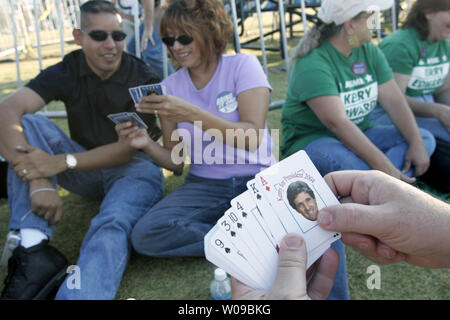 Während Sie darauf warten, dass der dritte präsidentendebatte zu beginnen, Maria Delarosa und ihr unbekannter Freund spielen Karten bei einer Debatte Rallye für Senator John Kerry in Tempe, Arizona Oktober 13, 2004. (UPI FOTO/DAS Befugnisse) Stockfoto