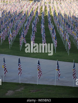 "Das heilende Feld' dargestellt bei Tempe Beach Park in der Innenstadt von Tempe, Arizona am 10. September 2007 ist. Freiwillige installiert 2,988 American Flags, jeweils mit den Namen der Opfer der Terroranschläge in New York, Washington und Pennsylvania beschriftet, zum Gedenken an den sechsten Jahrestag des 11. September 2001. (UPI Foto/Alexis C Glenn) Stockfoto