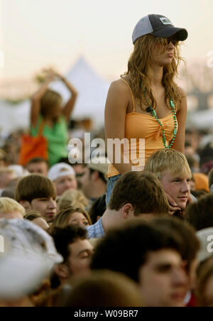 Fans in einer Performance von O.a.r. am letzten Tag des jährlichen Beale Street Music Festival am Sonntag, den 2. Mai 2004 bei Tom Lee Park am Ufer des Mississippi in Memphis, Tenn. Über 100.000 Menschen das dreitägige Festival besucht. (UPI Foto/Billy Suratt) Stockfoto