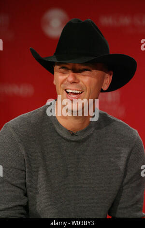 Country Music Artist Kenny Chesney lacht vor der 42. jährlichen Academy der Country Music Awards Nominierungen Ansage an der Country Music Hall of Fame in Nashville, Tennessee am Montag, März 5,2007. Chesney wurde nominiert für den Entertainer des Jahres und oberen männlichen Sänger (UPI Foto/Frederick Breedon IV) Stockfoto