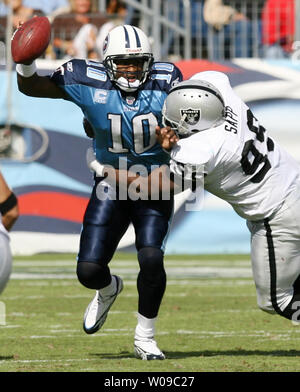 Tennessee Titans Quarterback Vince Junge (10) ist durch die Oakland Raiders defensive sacked Angriff Warren Sapp (99) während eines Fußballspiels s bei LP Field in Nashville, Tennessee am 28. Oktober 2007. Die Titanen besiegt die Räuber 13-9. (UPI Foto/Frederick Breedon IV) Stockfoto