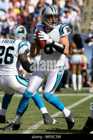 Carolina Panther Quarterback David Carr (8) Tropfen zurück in die Tasche als Leoparden running back DeShaun Foster (26) bereitet sich auf - comingTennessee Titans rushers an LP Field in Nashville, Tennessee am 4. November 2007 zu blockieren. Die Titanen besiegt die Leoparden 20-7. (UPI Foto/Frederick Breedon IV) Stockfoto