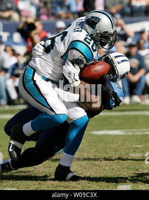 Carolina Panther running back DeShaun Foster (26) durch einen Tennessee Titan an LP Field in Nashville, Tennessee am 4. November 2007 in Angriff genommen. Die Titanen besiegt die Leoparden 20-7. (UPI Foto/Frederick Breedon IV) Stockfoto