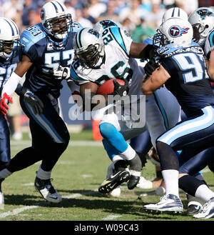 Carolina Panther running back DeShaun Foster (26) durch Tennessee Titans defensive linemen Keith Bullock (93) und Kyle Vanden Bosche (93) an der LP Field in Nashville, Tennessee am 4. November 2007 in Angriff genommen. Die Titanen besiegt die Leoparden 20-7. (UPI Foto/Frederick Breedon IV) Stockfoto