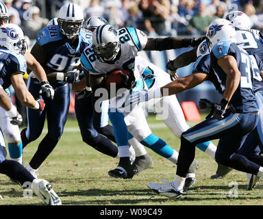 Carolina Panther running back DeShaun Foster (26) eilt durch die Linie gegen mehrere Tennessee Titans einschließlich defensive linemen Antwan Odom (98) an der LP Field in Nashville, Tennessee am 4. November 2007. Die Titanen besiegt die Leoparden 20-7. (UPI Foto/Frederick Breedon IV) Stockfoto