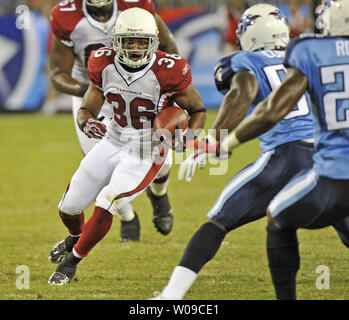 Arizona Cardinals zurück laufen LaRod Stephens-Howling (36) hetzt gegen die Tennessee Titans für fünf Yards auf der ersten und zehn ein NFL Spiel bei LP Field in Nashville, Tennessee am 23 August, 2010. (UPI Foto/Frederick Breedon IV) Stockfoto