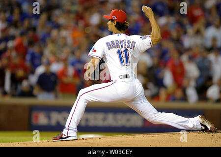 Texas Förster Krug Yu Darvish (11) wirft auf die Baltimore Orioles im ersten Inning der American League Wild Card Spiel bei Rangers Ballpark in Arlington am 5. Oktober 2012, in Arlington, Texas. UPI/Michael Prengler Stockfoto