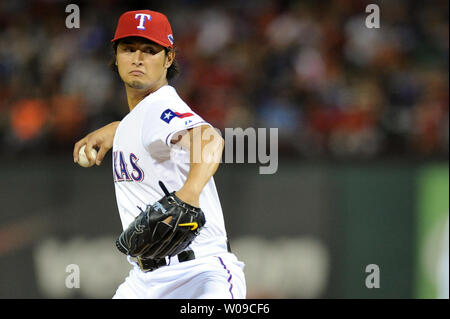 Texas Förster Krug Yu Darvish (11) wirft auf die Baltimore Orioles in der amerikanischen Liga Wild Card Spiel bei Rangers Ballpark in Arlington am 5. Oktober 2012, in Arlington, Texas. UPI/Michael Prengler Stockfoto
