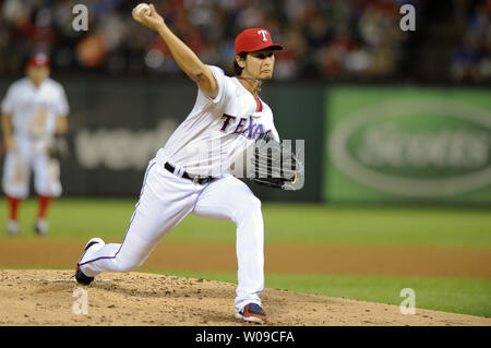 Texas Förster Krug Yu Darvish (11) liefert einen Pitch auf die Baltimore Orioles in der amerikanischen Liga Wild Card Spiel bei Rangers Ballpark in Arlington am 5. Oktober 2012, in Arlington, Texas. UPI/Michael Prengler Stockfoto