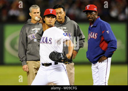 Texas Rangers manager Ron Washington Uhren Krug Yu Darvish (11) Werfen einen Stellplatz für eine Verletzung in der Oberseite des sechsten Inning gegen die Texas Rangers in der amerikanischen Liga Wild Card Spiel an den Rangers Ballpark in Arlington am 5. Oktober 2012, in Arlington, Texas. UPI/Michael Prengler Stockfoto
