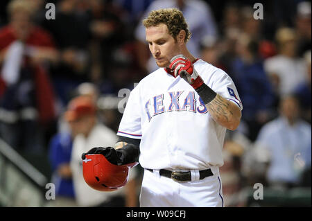Texas Rangers Josh Hamilton (32) reagiert, nachdem sich auffallend in der Unterseite des achten Inning gegen die Baltimore Orioles in der amerikanischen Liga Wild Card Spiel bei Rangers Ballpark in Arlington am 5. Oktober 2012, in Arlington, Texas. UPI/Michael Prengler Stockfoto