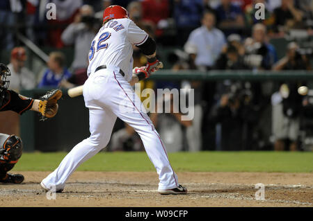 Texas Rangers Josh Hamilton (32) schlägt heraus schwingen und hinterlässt ein Läufer in der Unterseite des achten Inning während der American League Wild Card Game gegen die Baltimore Orioles am Förster-Baseballstadion in Arlington gestrandet am 5. Oktober 2012, in Arlington, Texas. UPI/Michael Prengler Stockfoto