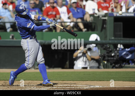 Toronto Blue Jays Kevin Säule am Hieb gegen die Texas Rangers im zweiten Inning von Spiel 4 der ALDS in Rangers Ballpark in Arlington, Texas am 12. Oktober 2015. Foto von Michael Prengler/UPI Stockfoto