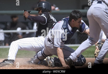 Chicago White Sox infielder Willie Harris Folien sicher in Home vor der Variable durch die Cleveland Indians catcher Tim Laker im ersten Inning am Mittwoch, April 28, 2004, US Cellular Field in Chicago, IL. Harris zählte auf einem Doppelten durch outfielder Magglio Ordonez nach dem Sieg gegen eine Verminderung versuchen. UPI Foto/Tannen Maury Stockfoto