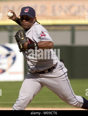Cleveland Indians zweiter Basisspieler Ronnie Belliard wirft die Chicago White Sox infielder Ross Gload im neunten Inning am Mittwoch, April 28, 2004, US Cellular Field in Chicago, IL. Die White Sox zählte fünf Durchläufe in der Unterseite des neunten Inning das Spiel 9-8 zu gewinnen. UPI Foto/Tannen Maury Stockfoto