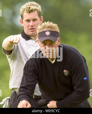 Europäische Mannschaft Golfspieler Darren Clarke von Nordirland, rechts, erhält Ratschläge von mannschaftskamerad Lee Westwood von England als er einen Schlag auf dem 12 Loch am Nachmittag zu viert in die Ryder Schale 2004 in Oakland Hills Country Club in Bloombfield Township, Michigan am Freitag, Sept. 17, 2004. Die europäische Mannschaft beendete den Tag mit einer 6 1/2 bis 1 1/2 führen. (UPI Foto/Tannen Maury) Stockfoto