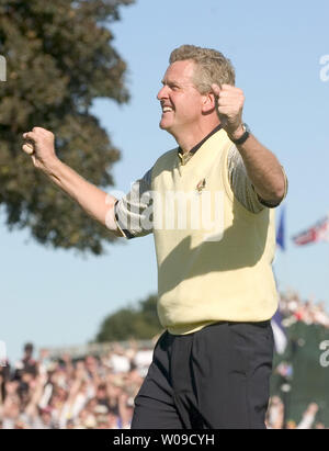 Europäische Golfspieler Colin Montgomerie feiert seinen durchschnittlichen Schlag auf der 18 Grünen, dass die Europäische Mannschaft gab, die über die USA in die Ryder Schale 2004 in Oakland Hills Country Club in Bloombfield Township, Michigan am Sonntag, 19. September 2004. Die europäische Mannschaft auf Ihre Leitung hielt bis 18 1/2 bis 9 1/2 gewinnen und den Pokal behalten. (UPI Foto/Tannen Maury) Stockfoto