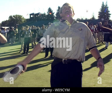 Europäische Golfspieler Colin Montgomerie wirft seine Schuhe in die Menge, als er seinen Schlag auf der 18 Grünen, dass die Europäische Mannschaft gab, die über die USA in die Ryder Schale 2004 in Oakland Hills Country Club in Bloombfield Township, Michigan am Sonntag, 19. September 2004 feiert. Die europäische Mannschaft auf Ihre Leitung hielt bis 18 1/2 bis 9 1/2 gewinnen und den Pokal behalten. (UPI Foto/Tannen Maury) Stockfoto