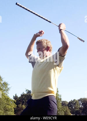 Europäische Golfspieler Colin Montgomerie feiert auf dem 18 Grün als spielender Partner David Toms, Schläge und das Europäische Team behält den Ryder Cup in Oakland Hills Country Club in Bloombfield Township, Michigan am Sonntag, 19. September 2004. Die europäische Mannschaft auf Ihre Leitung hielt bis 18 1/2 bis 9 1/2 gewinnen und den Pokal behalten. (UPI Foto/Tannen Maury) Stockfoto