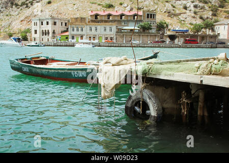 Balaklawa, Sewastopol, Krim. Juni-2019. Schwarze Meer. Hafen in der Bucht von balaklawa. Yachten und Boote am Ufer mit alten und modernen Gebäuden Stockfoto