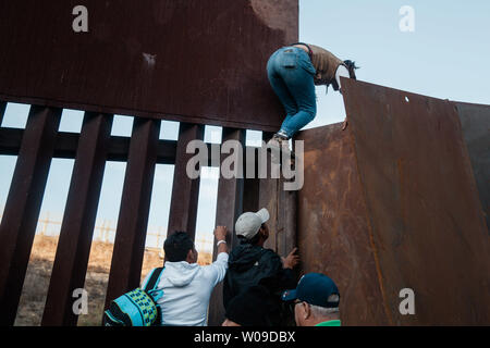 Mit wachsender Frustration an die Dauer der Asylverfahren, Migrantinnen und Migranten über den Grenzzaun, teilt den Vereinigten Staaten und Mexiko am 2. Dezember 2018 in der Nähe von Las Playas de Tijuana, Mexiko. Foto von Ariana Drehsler/UPI Stockfoto