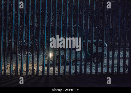 Auf der Suche über den Grenzzaun von Las Playas de Tijuana, Mexiko, US-amerikanischen Zoll- und Grenzschutz SUV sitzt vor dem Grenzzaun in Concertina wire in San Ysidro, Kalifornien fallen am 9. Dezember 2018. Foto von Ariana Drehsler/UPI Stockfoto