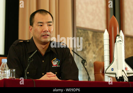 Japanische Astronaut mit Discovery, Soichi Noguchi, spricht seine Einschätzungen für den Planeten Erde auf der Pressekonferenz in Tokio am 30.September 2005. Er tourt durch Japan, seine wertvollen Erfahrungen im Raum. (UPI Foto/Keizo Mori) Stockfoto