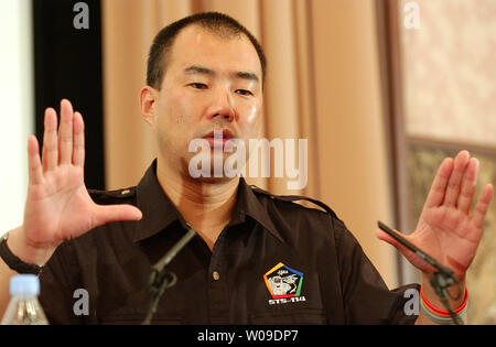 Japanische Astronaut mit Discovery, Soichi Noguchi, spricht seine Einschätzungen für den Planeten Erde auf der Pressekonferenz in Tokio am 30.September 2005. Er tourt durch Japan, seine wertvollen Erfahrungen im Raum. (UPI Foto/Keizo Mori) Stockfoto