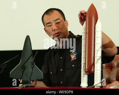Japanische Astronaut mit Discovery, Soichi Noguchi, spricht seine Einschätzungen für den Planeten Erde auf der Pressekonferenz in Tokio am 30.September 2005. Er tourt durch Japan, seine wertvollen Erfahrungen im Raum. (UPI Foto/Keizo Mori) Stockfoto