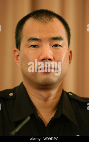 Japanische Astronaut mit Discovery, Soichi Noguchi, spricht seine Einschätzungen für den Planeten Erde auf der Pressekonferenz in Tokio am 30.September 2005. Er tourt durch Japan, seine wertvollen Erfahrungen im Raum. (UPI Foto/Keizo Mori) Stockfoto