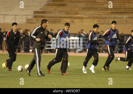 Das nordkoreanische Fussballnationalmannschaft Haupttrainer Yun Jongsu beauftragt seine Spieler während einer Übung auf nationaler Stadium am 7. Februar 2005, zwei Tage vor dem WM-Qualifikationsspiel gegen Japan. (UPI Foto/Keizo Mori) Stockfoto