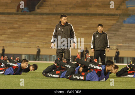 Das nordkoreanische Fussballnationalmannschaft Haupttrainer Yun Jongsu beauftragt seine Spieler während einer Übung auf nationaler Stadium am 7. Februar 2005, zwei Tage vor dem WM-Qualifikationsspiel gegen Japan. (UPI Foto/Keizo Mori) Stockfoto